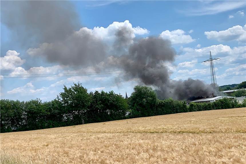 Dunkle Rauchwolken über dem Dortmunder Süden Dichter Qualm über dem Dortmunder Süden.