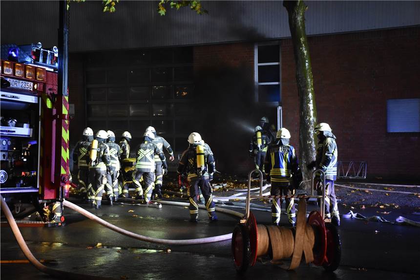 Feuerwehr Ahaus kämpft gegen Flammen in Autowerkstatt Dichter Rauch aus der Halle erschwerte die Löscharbeiten. Auf der Hebebühne einer Autowerkstatt an der Ridderstraße war aus unbekannter Ursache am Donnerstagabend ein Auto in Flammen aufgegangen.