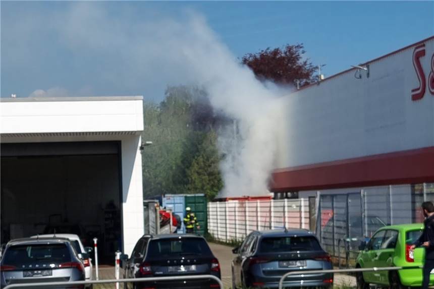 Feuerwehreinsatz in Wambel: Container brennt auf Betriebsgelände Dichter Rauch steigt aus dem brennenden Container auf dem Gelände des Großhandels auf.