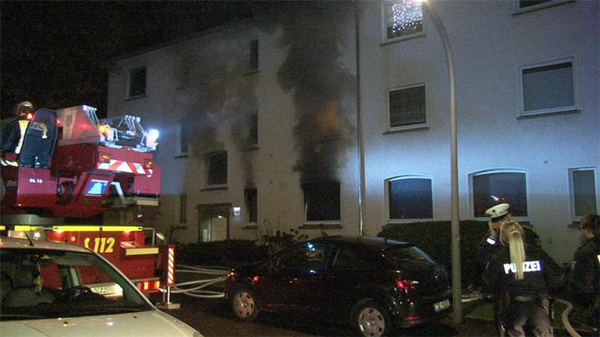 Flammen schlagen aus brennender Wohnung Dichter schwarzer Rauch drang aus dem Fenster der Wohnung in Körne.