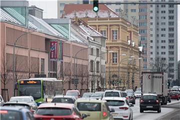 Dichter Verkehr wie hier in Potsdam kann das Lüften der Innenräume zu einer Qual machen. Hilfreich sind hier spezielle Schallschutzfenster. Foto: Soeren Stache