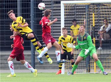 Dicke Luft vor dem Kasten der B-Junioren von Borussia Dortmund. Miguel Blanco Lopez, Mateusz Ostaszewski und Torwart Eike Bansen (von links) können die Situation für den Titelverteidiger mit vereinten Kräften bereinigen.