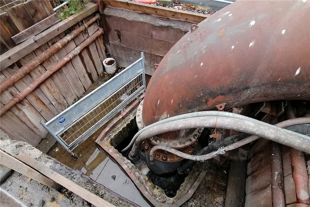Kanalbau: Wichtige Verbindungsstraße bleibt noch drei Monate gesperrt Dicke Rohre und eine ganze Reihe an Pumpen leiten das Abwasser während der Bauarbeiten um.