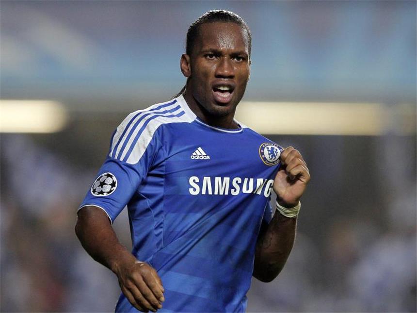 Didier Drogba zieht sich wieder das blaue Trikot von CHelsea an. Foto: Kerim Okten
