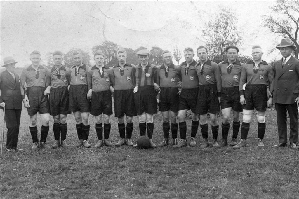 Jubiläumsprogramm 100+1: Schalke 04 wird zu Gast beim VfB Kirchhellen sein Die 1. Mannschaft von 1931 (v.l.): Begleiter Theo Lux, Josef Surmann, Theo Möhlen, Bernhard Janknecht, Clemens Jandewerth, Alois Surmann, Fritz Schellberg, Bernd Hermes, Hermann Hemmer, Josef Wolthaus, Heinrich Kleine-Wolthaus, Bernd Surmann, Begleiter Heinrich Steinberg.