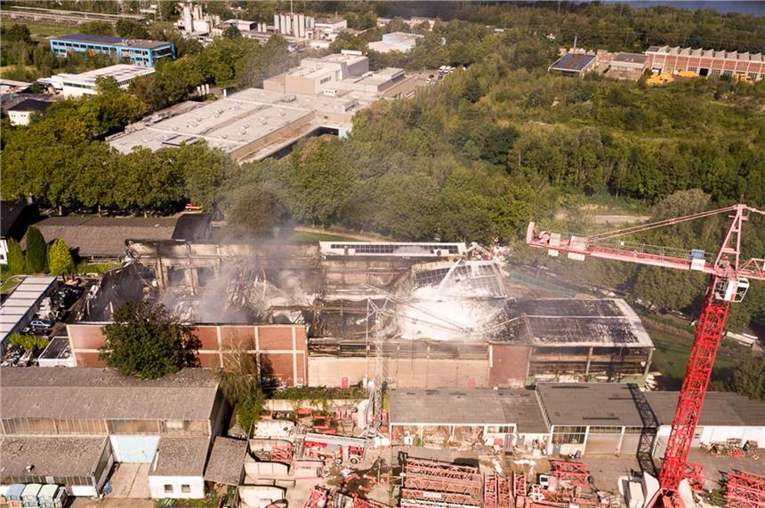 Großbrand in Dortmund – Lage weitestgehend unter Kontrolle Die 100 mal 50 Meter große Lagerhalle hat in der Nacht zum Sonntag Feuer gefangen.