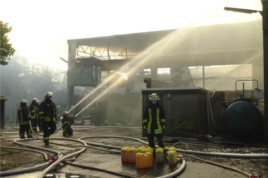 Polizei sucht Brandstifter nach Großbrand im Dortmunder Westen Die 100 mal 50 Meter große Lagerhalle in Dortmund-Dorstfeld hat in der Nacht zum Sonntag Feuer gefangen.