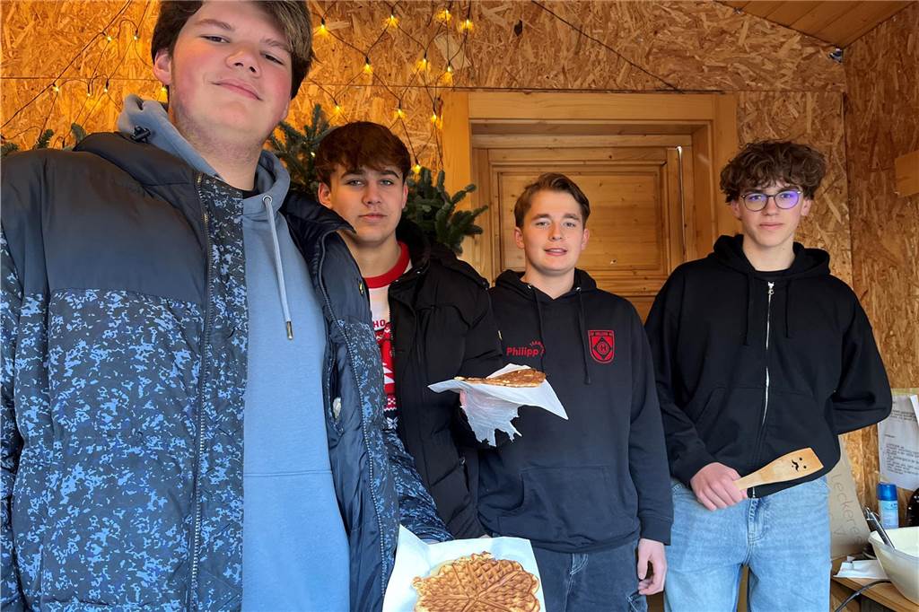 Nikolausmarkt: Es läuft gut, aber ein bisschen mehr wäre auch schön Schüler backen Waffeln.