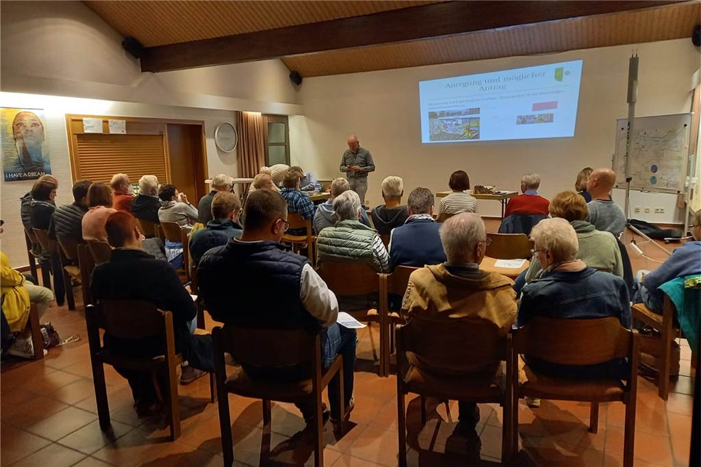 Bürgerrunde Feldmark unterstützt Graffito-Renovierung Die Besucher der Stadtteilkonferenz "BürgerRunde Feldmark" sitzen beisammen.