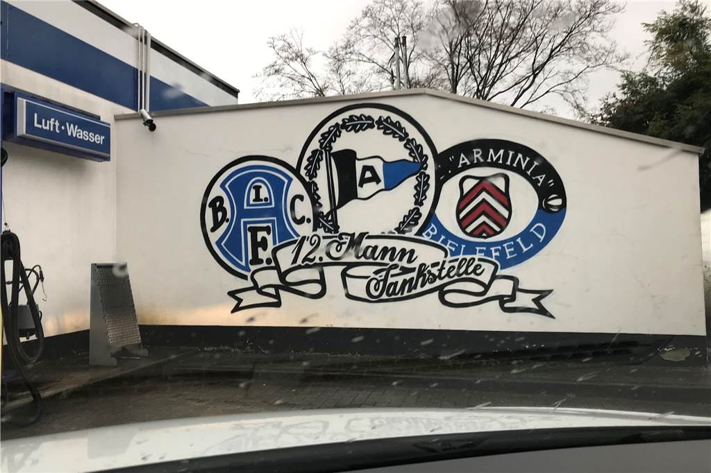 Mythos Arminia Bielefeld - und Amos Pieper mittendrin Die 12. Mann Tankstelle ist Kult in Bielefeld.