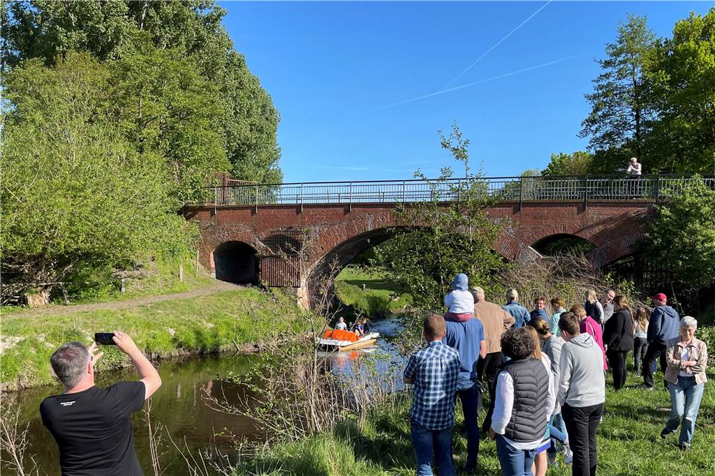 Die 120 Jahre alte Berkelbrücke war am Sonntag ein Top-Ausflugsziel.