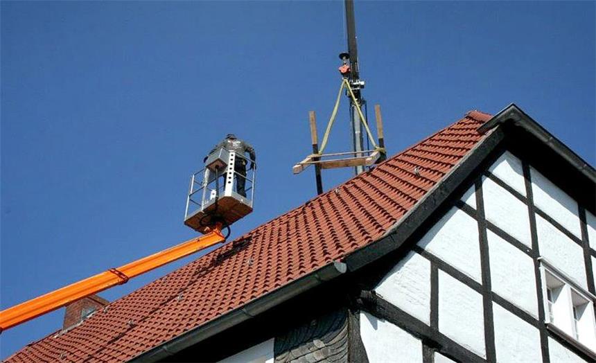 Nisthilfe soll Störche nach Schwerte locken Die 120 kg schwere Nisthilfe wurde mit einem Kran auf das Dach des Wuckenhofs gehievt, damit die Dachdecker die Konstruktion von einem Hubsteiger aus montieren konnten.