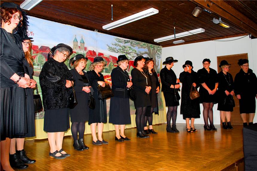 KFD-Theaterfrauen begeistern ihr Publikum mit Sister Act und 13 Witwen Die 13 Witwen aus den Reihen der KFD-Theaterfrauen bei ihrem Auftritt ganz in schwarz: Die Geschichten hinter ihrem Schicksal sorgte im Legdener Pfarrheim für großes Gelächter und viel Applaus.
