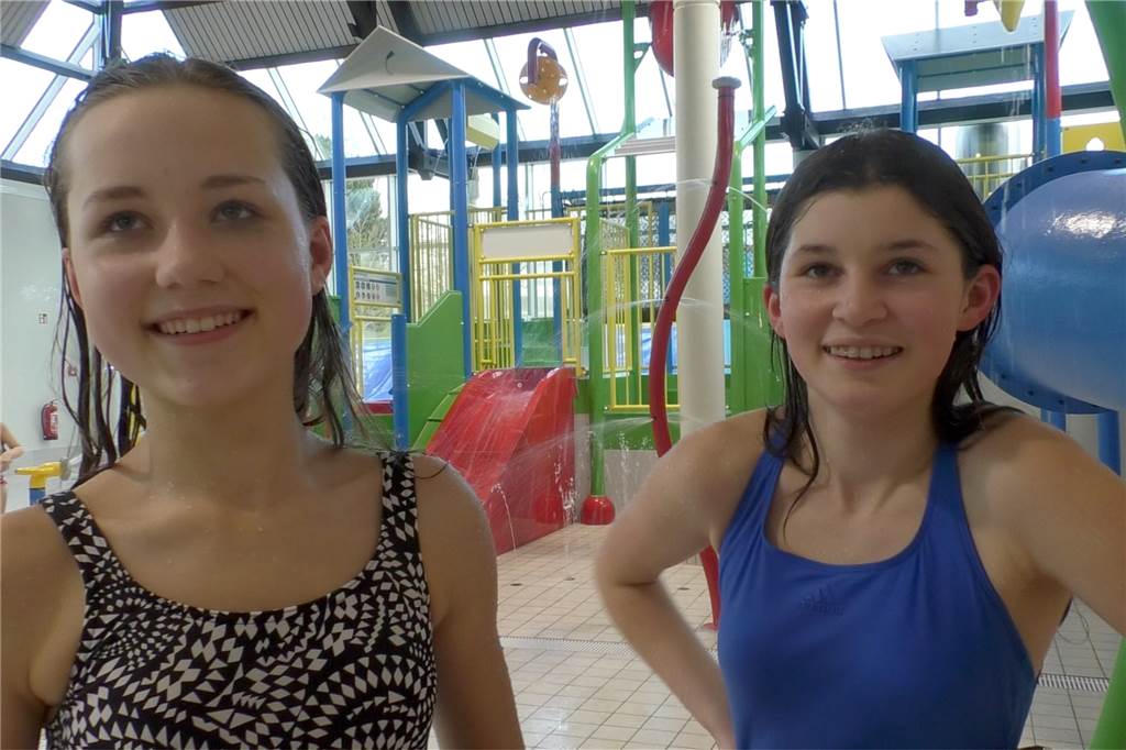 Copa-Spaßbad öffnet – wegen Corona gibt es aber eine Einschränkung Die 14-jährigen Lena (l.) und Julia beim Testschwimmen im frisch sanierten Freizeitbad „Copa Ca Backum“.