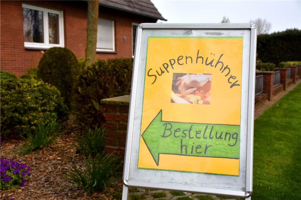 Letzte Reise für 150 Legehennen ist in Ammeloe nur wenige Meter lang Die 150 Suppenhühner waren schnell vergriffen: Binnen kürzester Zeit waren die Bestellungen eingegangen. "Lansings Wiesenei" hat inzwischen eine treue Stammkundschaft.