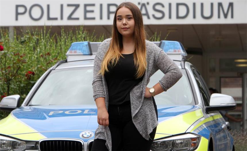 Mord verhindert: 17-Jährige bekommt 10.000 Euro Die 17-jährige Waltroperin Saskia Jürgens hat in einer Feierstunde Berlin einen Zivilcourage-Preis erhalten und kann sich über 10.000 Euro freuen.