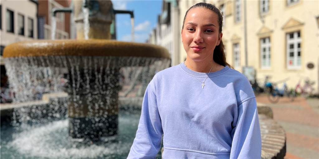 Erstwählerin Julie Annuß (18): „Komisches Gefühl, mitbestimmen zu können“ Eine junge Frau sitzt vor dem Brunnen in der Halterner Innenstadt