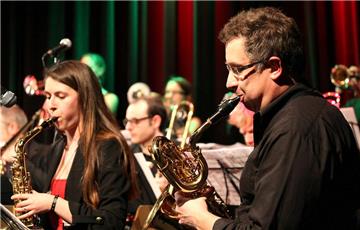 Die 19 Musiker der Groove m.b.H. machten den Auftakt beim Jazz-Festival im Henßler-Haus.