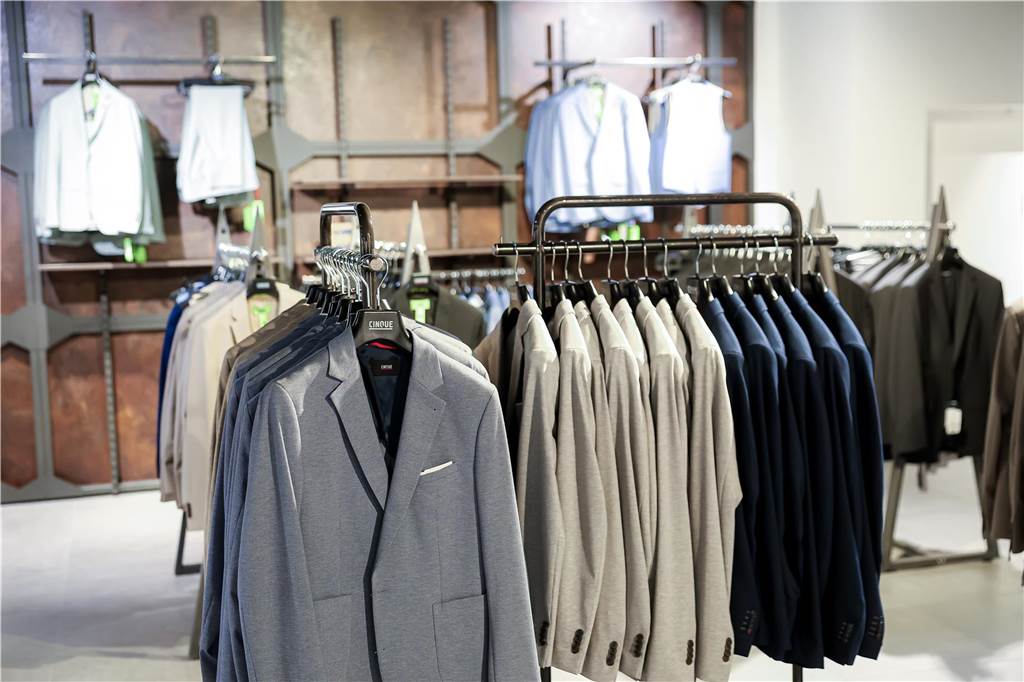 Die 1.900 Quadratmeter große Fläche im Untergeschoss des Modehauses Sinn sieht völlig verändert aus, hat eine neue Struktur bekommen. Und: Viele Marken sind hinzugekommen.