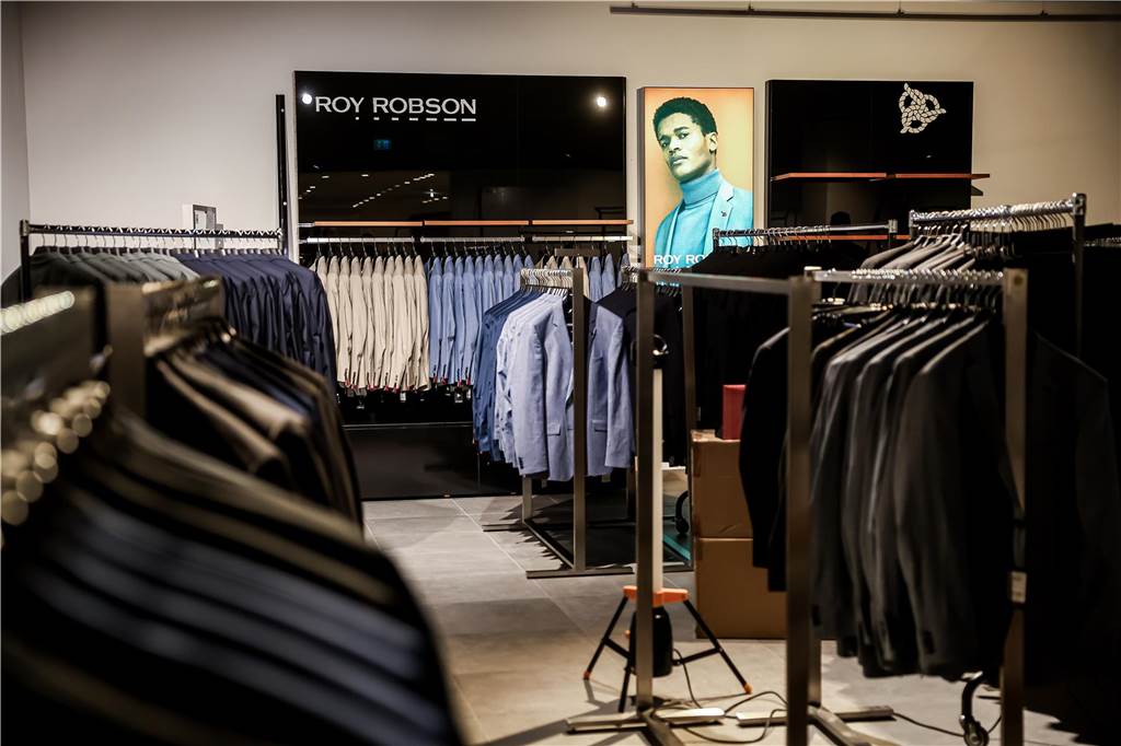 Die 1.900 Quadratmeter große Fläche im Untergeschoss des Modehauses Sinn sieht völlig verändert aus, hat eine neue Struktur bekommen. Und: Viele Marken sind hinzugekommen.
