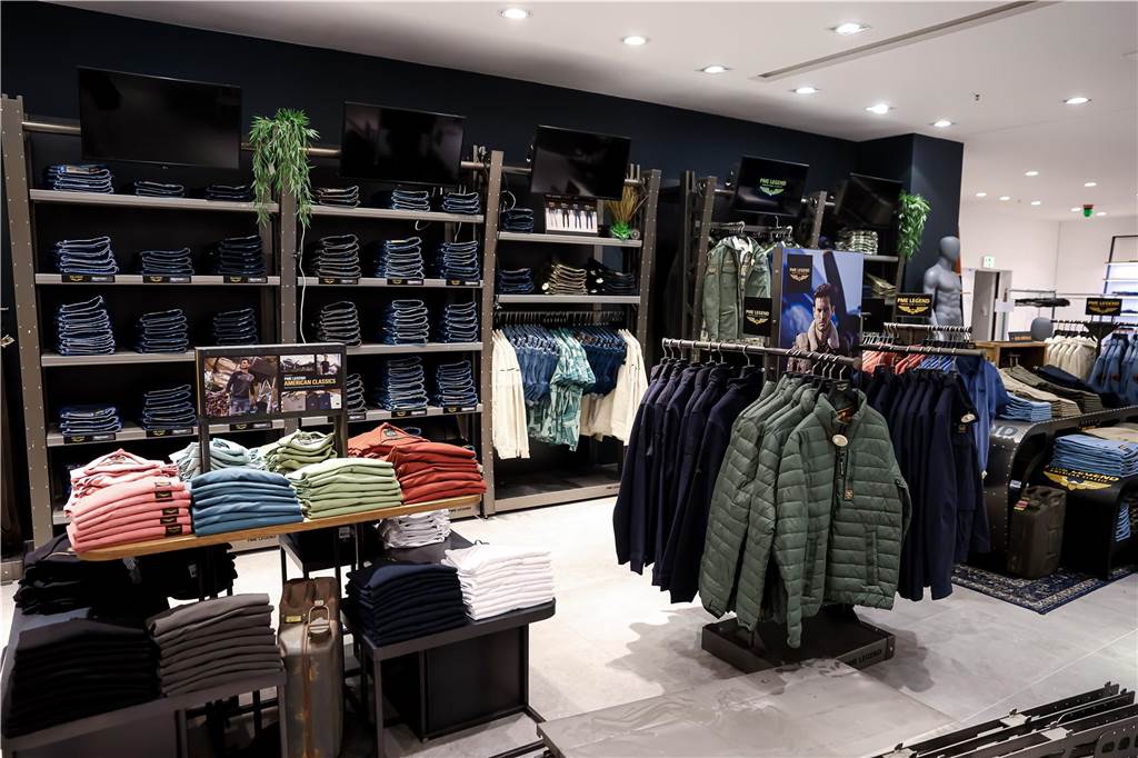 Die 1.900 Quadratmeter große Fläche im Untergeschoss des Modehauses Sinn sieht völlig verändert aus, hat eine neue Struktur bekommen. Und: Viele Marken sind hinzugekommen.