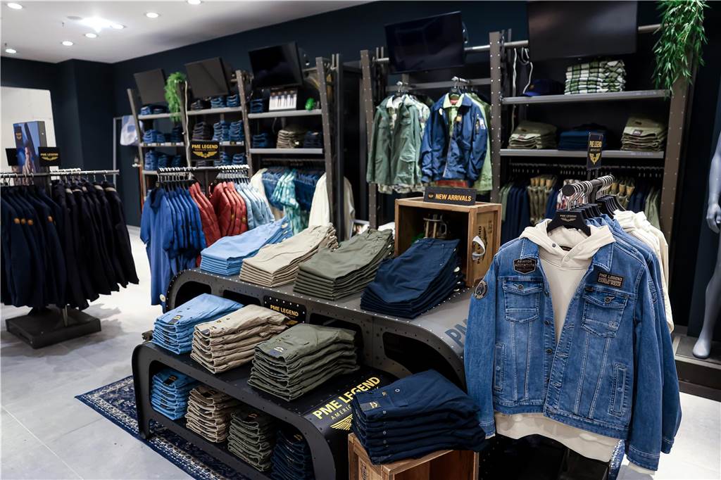 Die 1.900 Quadratmeter große Fläche im Untergeschoss des Modehauses Sinn sieht völlig verändert aus, hat eine neue Struktur bekommen. Und: Viele Marken sind hinzugekommen.
