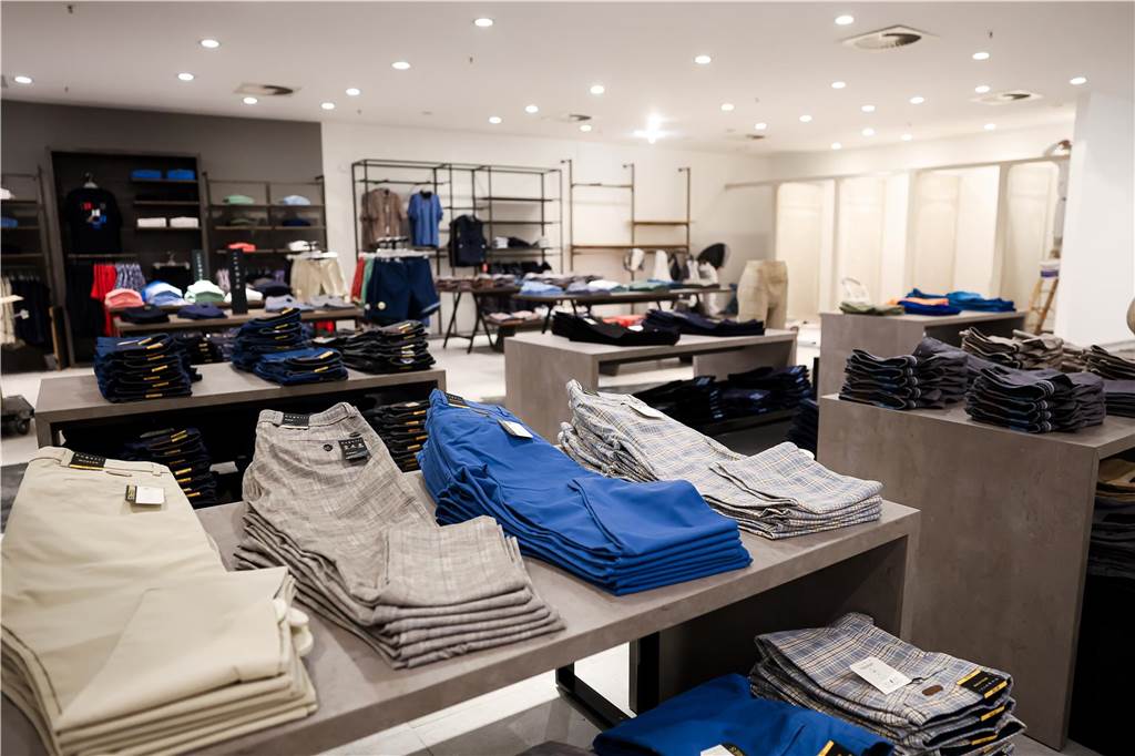 Die 1.900 Quadratmeter große Fläche im Untergeschoss des Modehauses Sinn sieht völlig verändert aus, hat eine neue Struktur bekommen. Und: Viele Marken sind hinzugekommen.