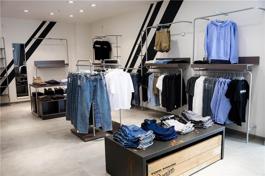 Die 1.900 Quadratmeter große Fläche im Untergeschoss des Modehauses Sinn sieht völlig verändert aus, hat eine neue Struktur bekommen. Und: Viele Marken sind hinzugekommen.