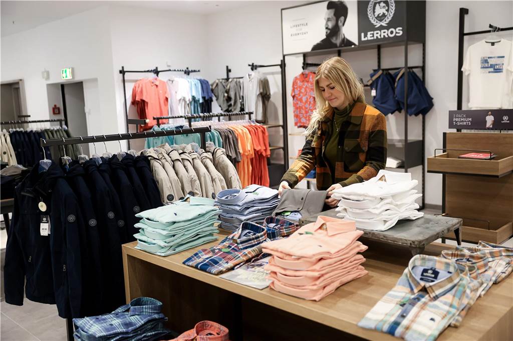 Die 1.900 Quadratmeter große Fläche im Untergeschoss des Modehauses Sinn sieht völlig verändert aus, hat eine neue Struktur bekommen. Und: Viele Marken sind hinzugekommen.