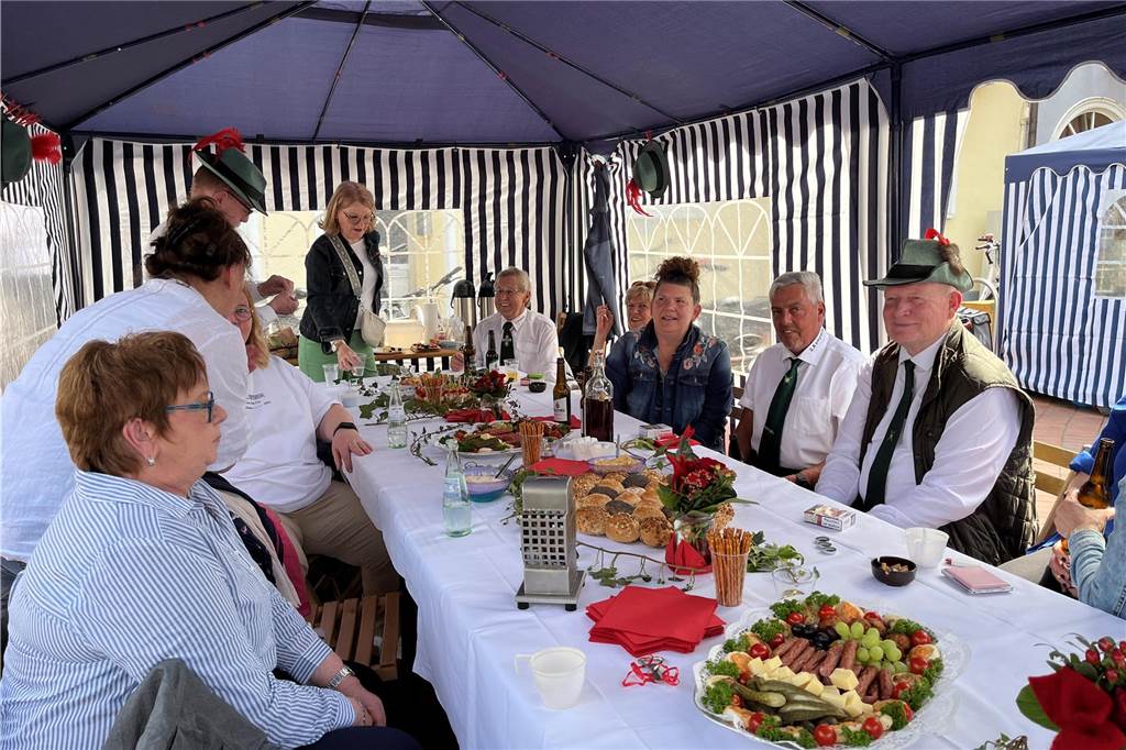 Kompanie im Zelt