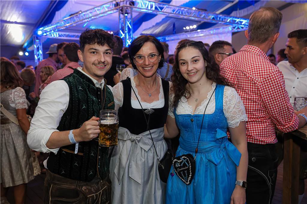 Die 2.000 Karten für das Oktoberfest der Landjugend Kirchhellen und des VfB am 2. Oktober waren schnell ausverkauft. Die Besucher genossen eine tolle Party.