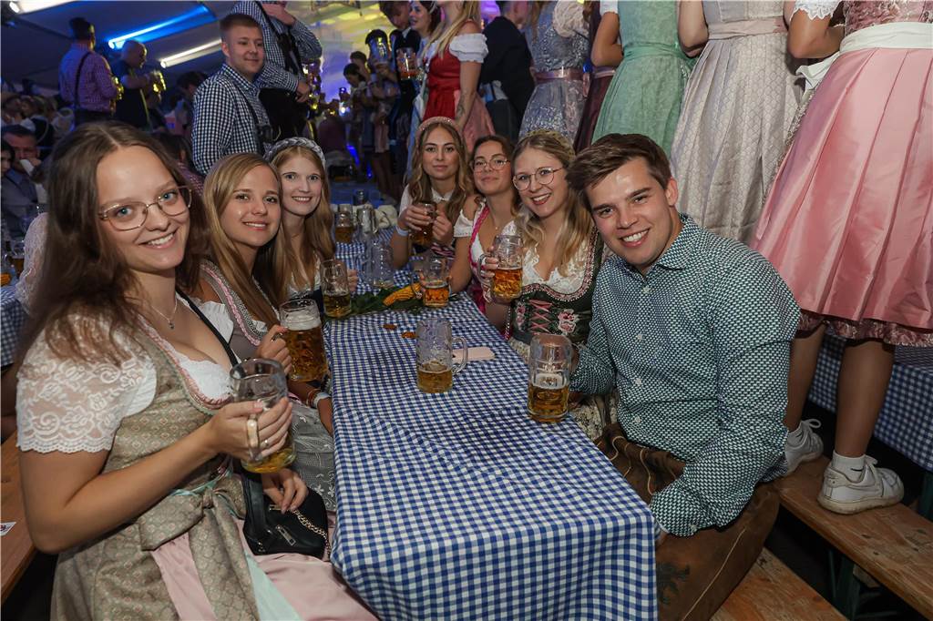 Die 2.000 Karten für das Oktoberfest der Landjugend Kirchhellen und des VfB am 2. Oktober waren schnell ausverkauft. Die Besucher genossen eine tolle Party.