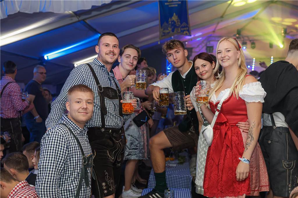 Die 2.000 Karten für das Oktoberfest der Landjugend Kirchhellen und des VfB am 2. Oktober waren schnell ausverkauft. Die Besucher genossen eine tolle Party.