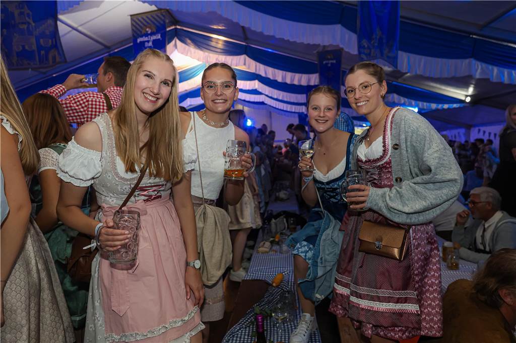 Die 2.000 Karten für das Oktoberfest der Landjugend Kirchhellen und des VfB am 2. Oktober waren schnell ausverkauft. Die Besucher genossen eine tolle Party.