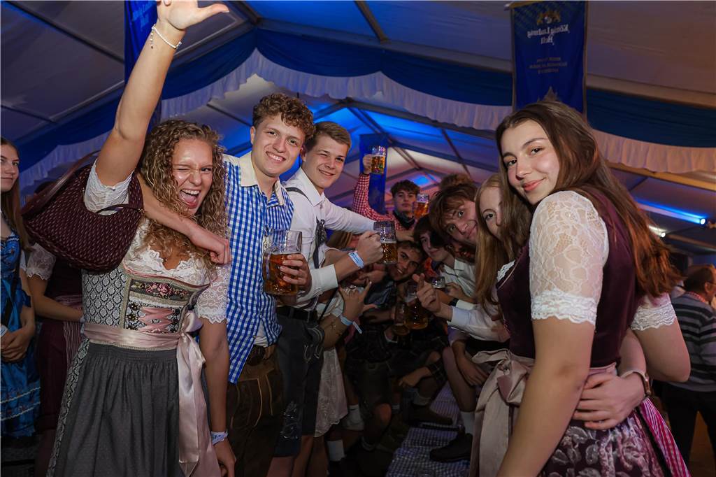 Die 2.000 Karten für das Oktoberfest der Landjugend Kirchhellen und des VfB am 2. Oktober waren schnell ausverkauft. Die Besucher genossen eine tolle Party.