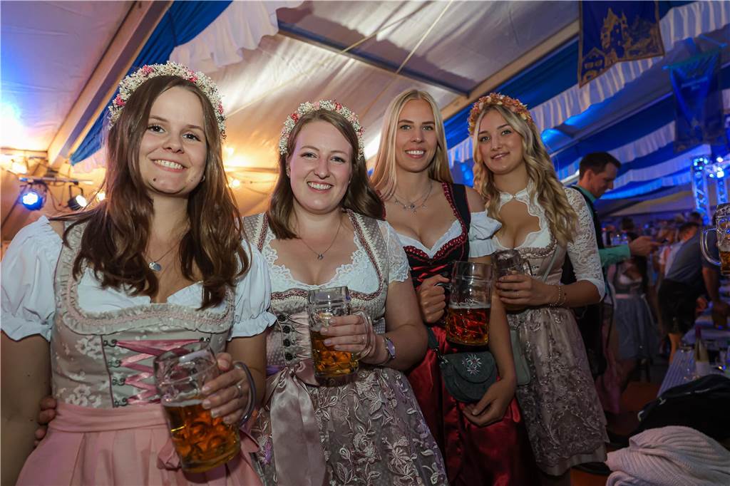 Die 2.000 Karten für das Oktoberfest der Landjugend Kirchhellen und des VfB am 2. Oktober waren schnell ausverkauft. Die Besucher genossen eine tolle Party.
