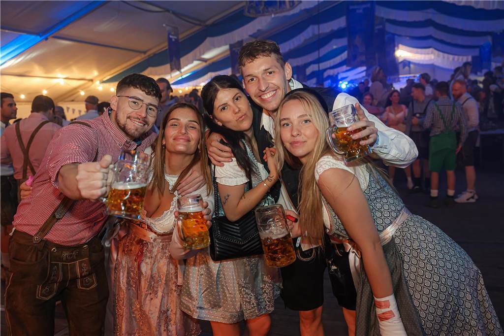 Die 2.000 Karten für das Oktoberfest der Landjugend Kirchhellen und des VfB am 2. Oktober waren schnell ausverkauft. Die Besucher genossen eine tolle Party.