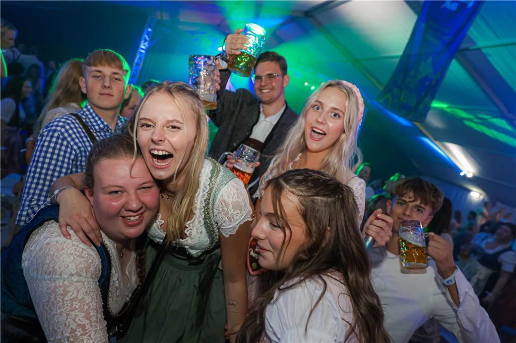 Die 2.000 Karten für das Oktoberfest der Landjugend Kirchhellen und des VfB am 2. Oktober waren schnell ausverkauft. Die Besucher genossen eine tolle Party.