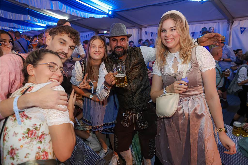 Die 2.000 Karten für das Oktoberfest der Landjugend Kirchhellen und des VfB am 2. Oktober waren schnell ausverkauft. Die Besucher genossen eine tolle Party.