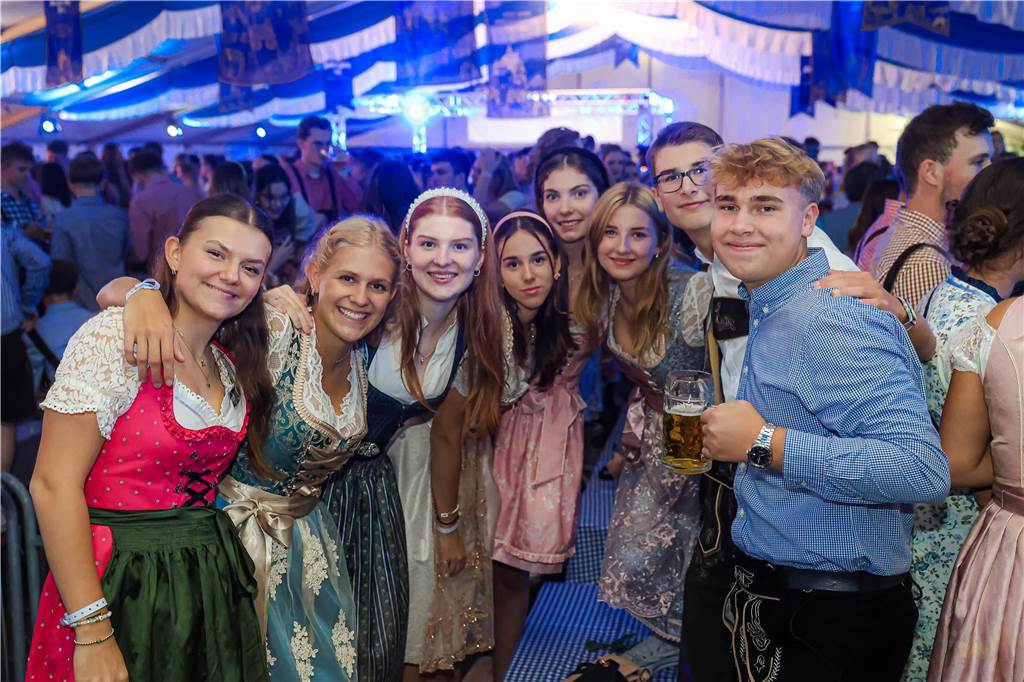 Die 2.000 Karten für das Oktoberfest der Landjugend Kirchhellen und des VfB am 2. Oktober waren schnell ausverkauft. Die Besucher genossen eine tolle Party.
