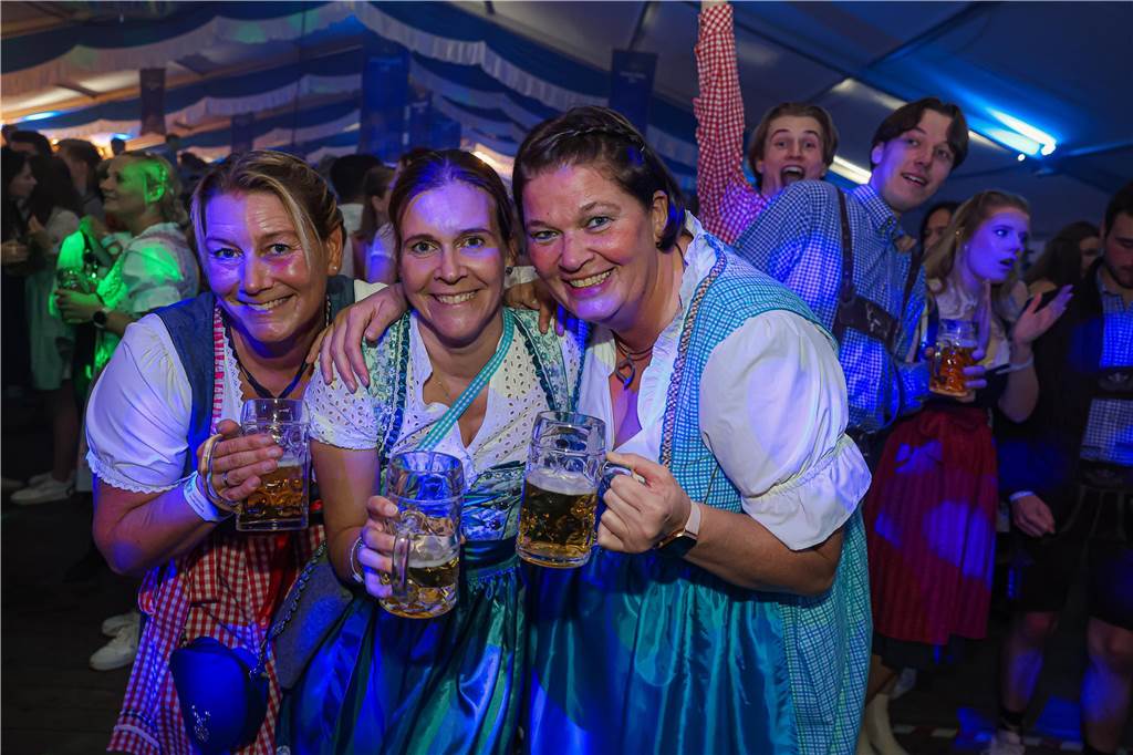 Die 2.000 Karten für das Oktoberfest der Landjugend Kirchhellen und des VfB am 2. Oktober waren schnell ausverkauft. Die Besucher genossen eine tolle Party.