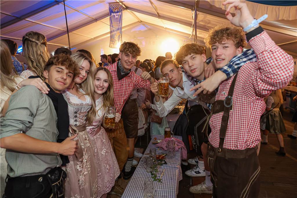 Die 2.000 Karten für das Oktoberfest der Landjugend Kirchhellen und des VfB am 2. Oktober waren schnell ausverkauft. Die Besucher genossen eine tolle Party.