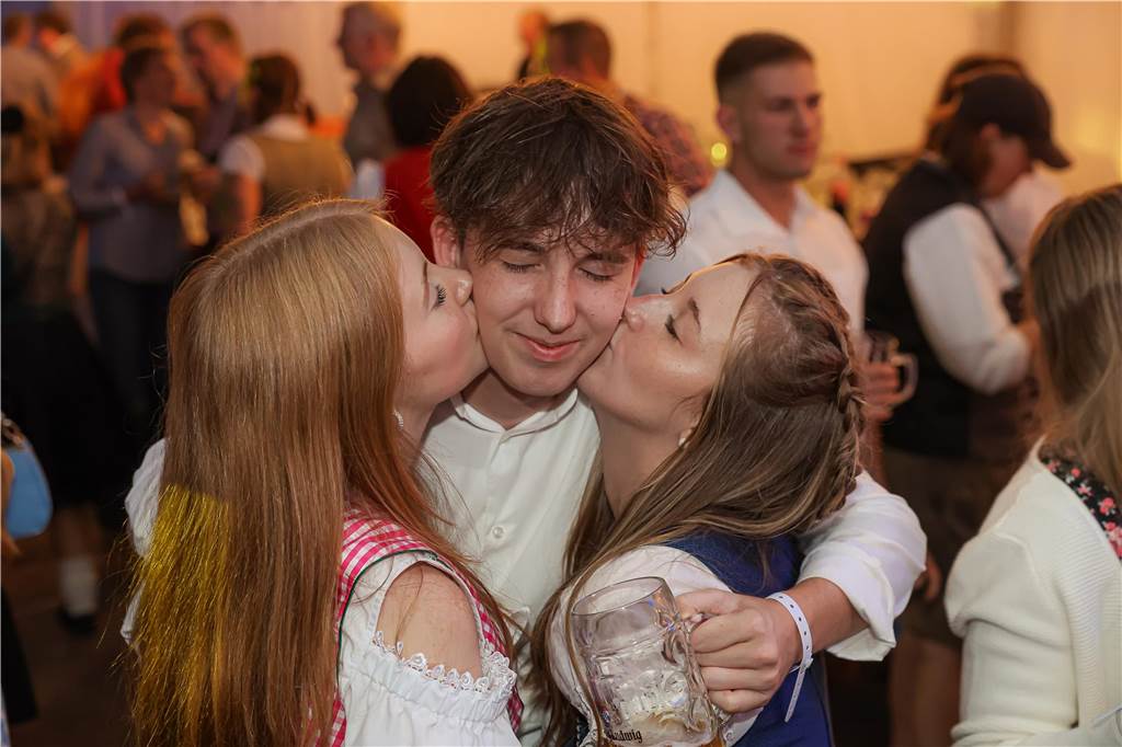 Die 2.000 Karten für das Oktoberfest der Landjugend Kirchhellen und des VfB am 2. Oktober waren schnell ausverkauft. Die Besucher genossen eine tolle Party.
