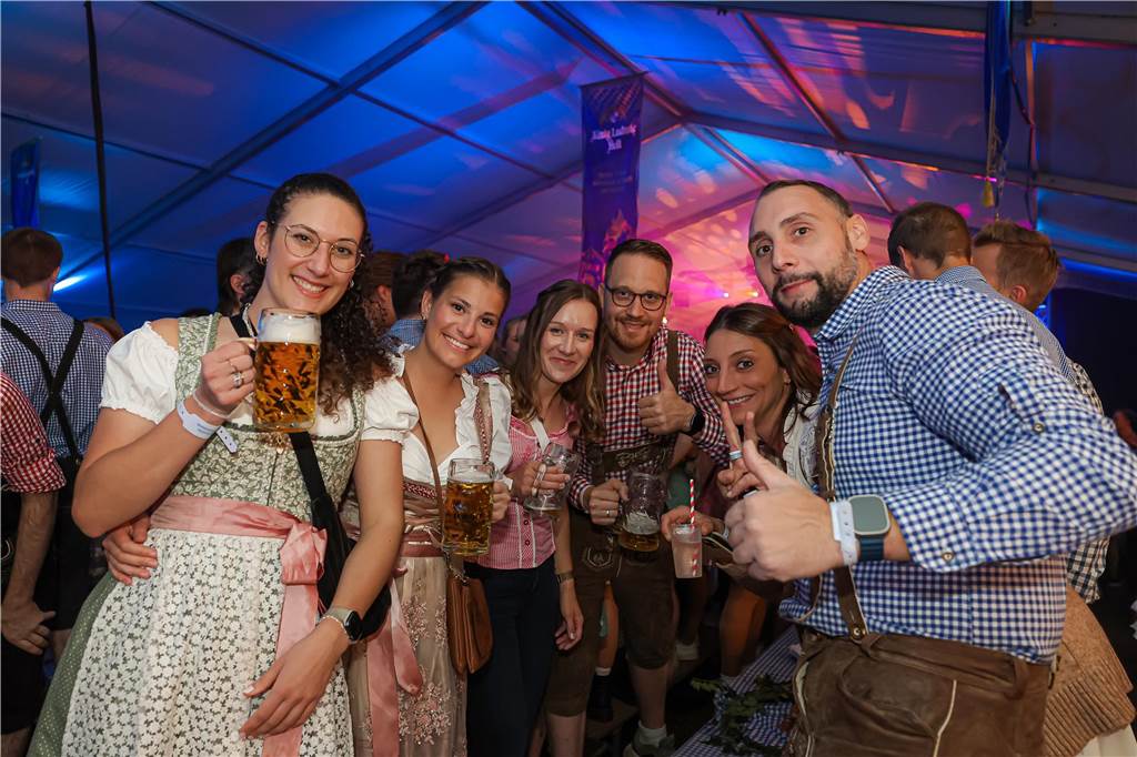 Die 2.000 Karten für das Oktoberfest der Landjugend Kirchhellen und des VfB am 2. Oktober waren schnell ausverkauft. Die Besucher genossen eine tolle Party.