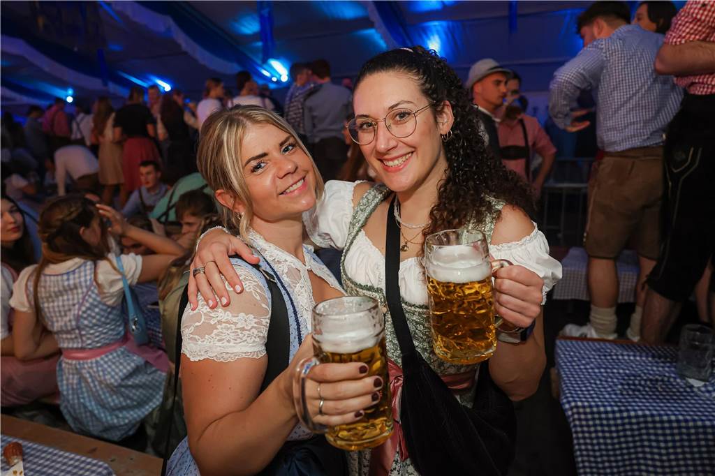 Die 2.000 Karten für das Oktoberfest der Landjugend Kirchhellen und des VfB am 2. Oktober waren schnell ausverkauft. Die Besucher genossen eine tolle Party.