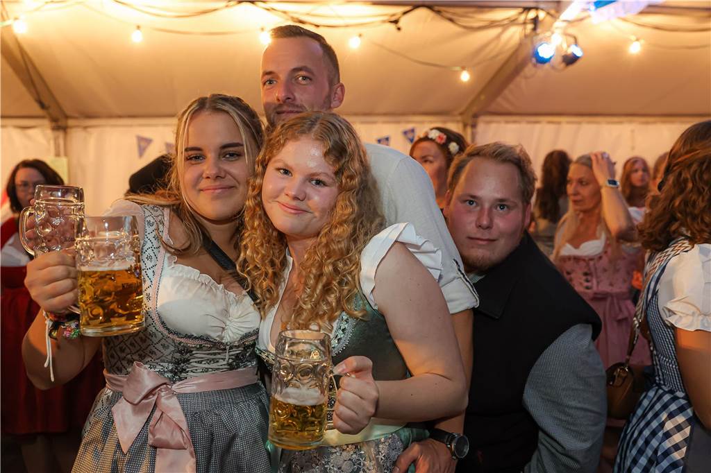 Die 2.000 Karten für das Oktoberfest der Landjugend Kirchhellen und des VfB am 2. Oktober waren schnell ausverkauft. Die Besucher genossen eine tolle Party.