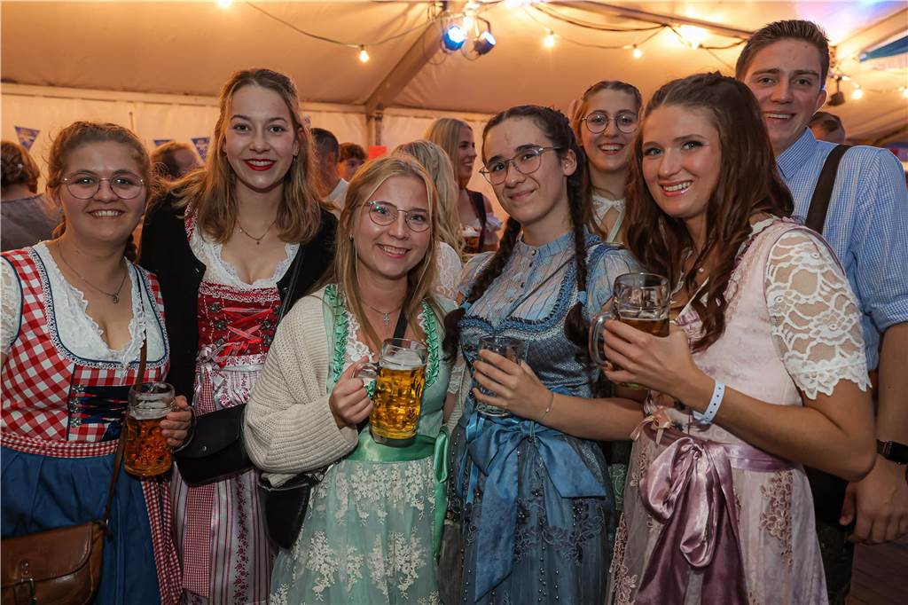 Die 2.000 Karten für das Oktoberfest der Landjugend Kirchhellen und des VfB am 2. Oktober waren schnell ausverkauft. Die Besucher genossen eine tolle Party.