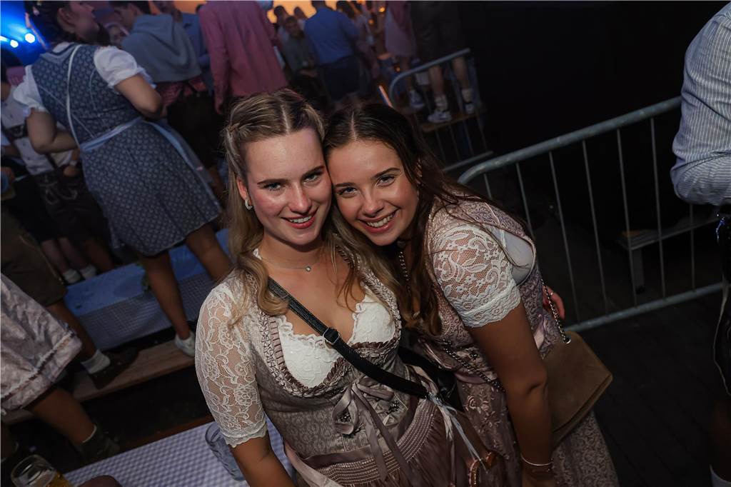 Die 2.000 Karten für das Oktoberfest der Landjugend Kirchhellen und des VfB am 2. Oktober waren schnell ausverkauft. Die Besucher genossen eine tolle Party.