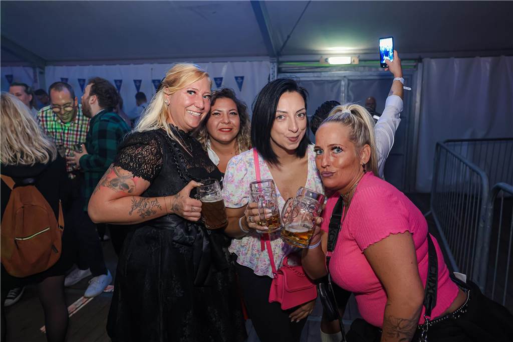 Die 2.000 Karten für das Oktoberfest der Landjugend Kirchhellen und des VfB am 2. Oktober waren schnell ausverkauft. Die Besucher genossen eine tolle Party.