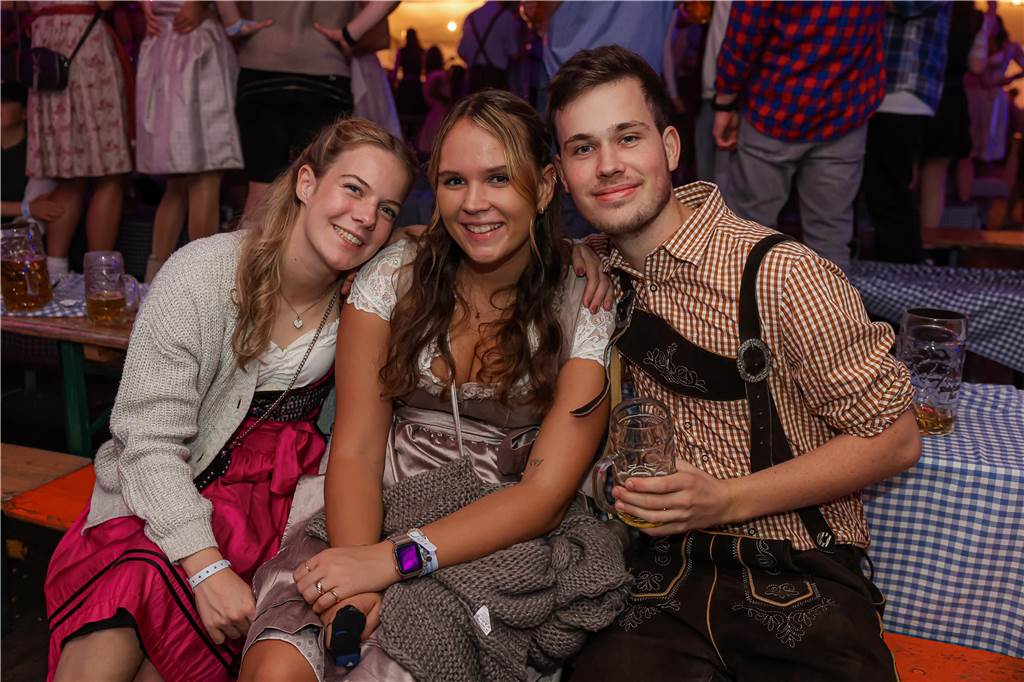 Die 2.000 Karten für das Oktoberfest der Landjugend Kirchhellen und des VfB am 2. Oktober waren schnell ausverkauft. Die Besucher genossen eine tolle Party.
